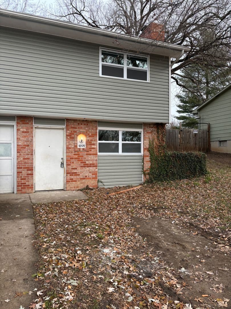 Columbia Apartment: 4309-4311 W Bethany Dr