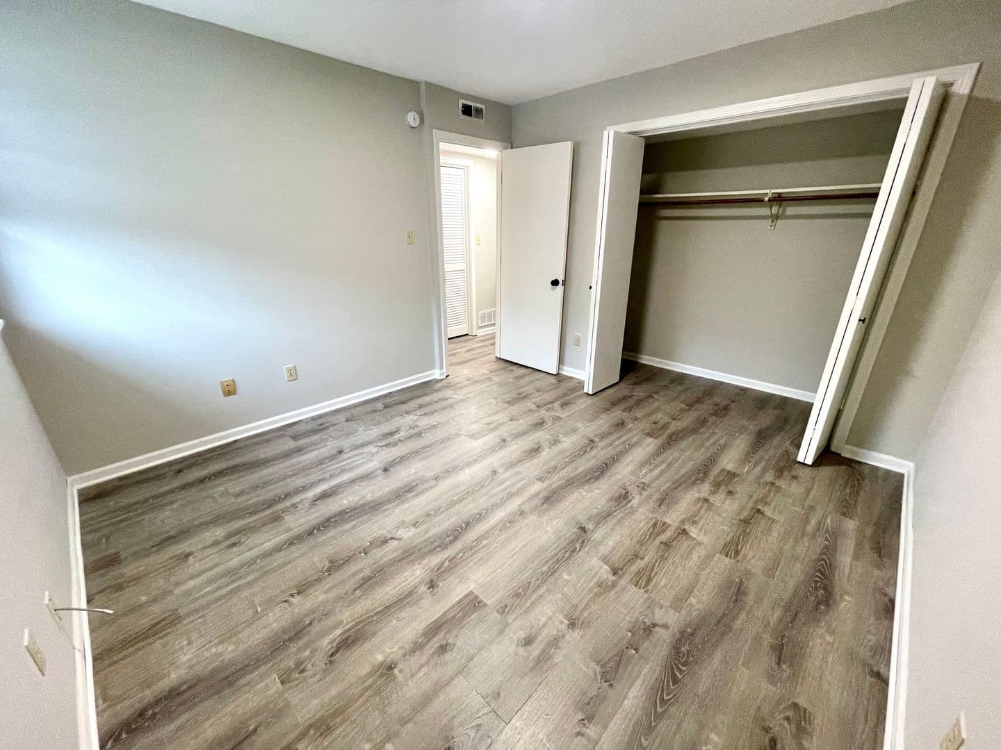Columbia Apartment: 4515 W. Millbrook Dr