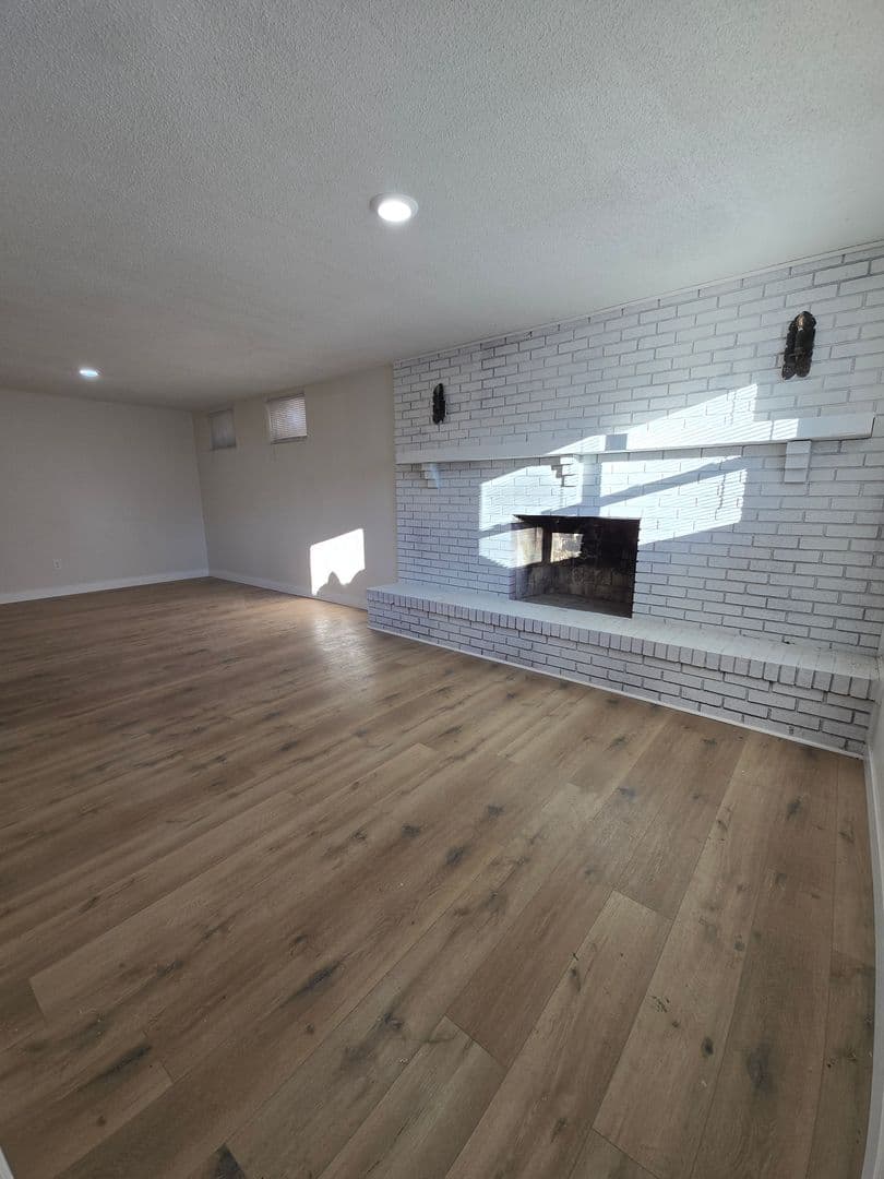 Columbia Apartment: 4309-4311 W Bethany Dr