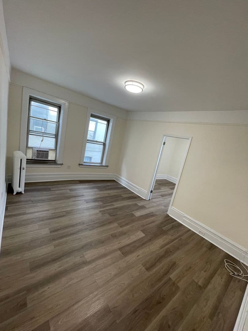 Astoria Apartment: 32-78 35th Street