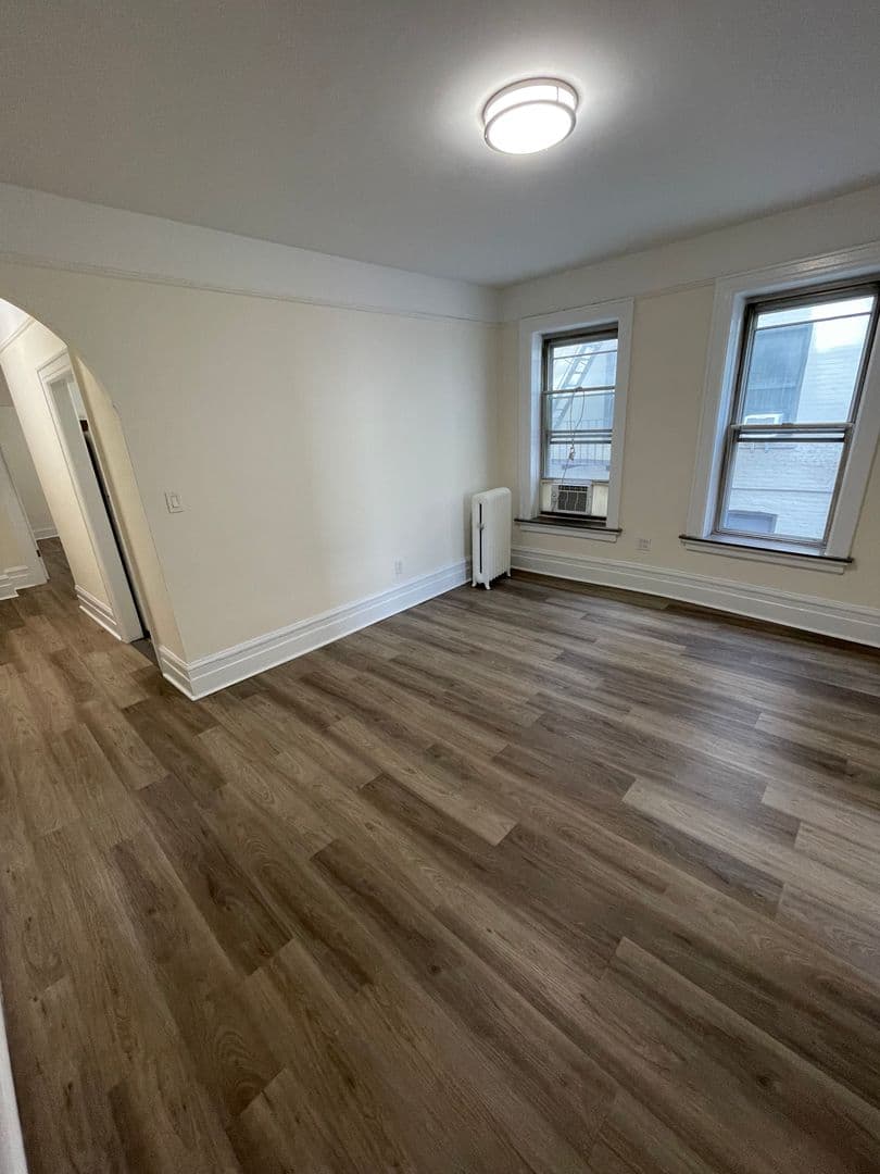 Astoria Apartment: 32-78 35th Street