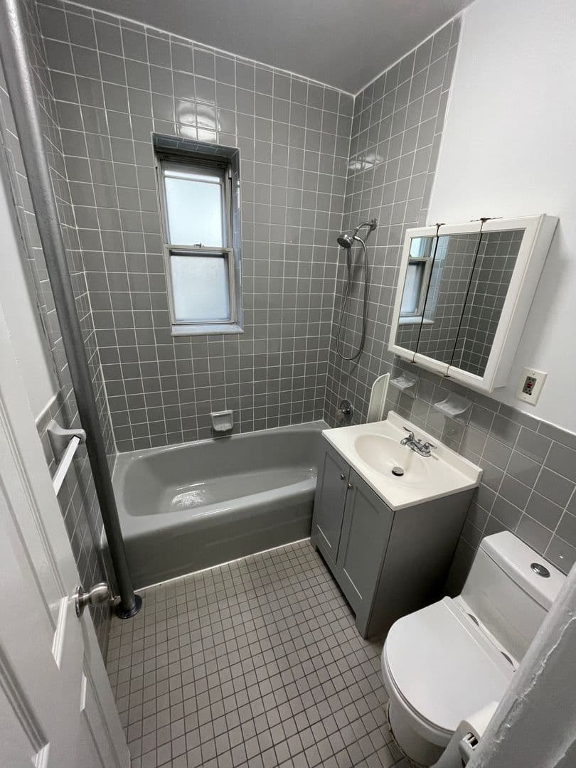 Astoria Apartment: 32-78 35th Street