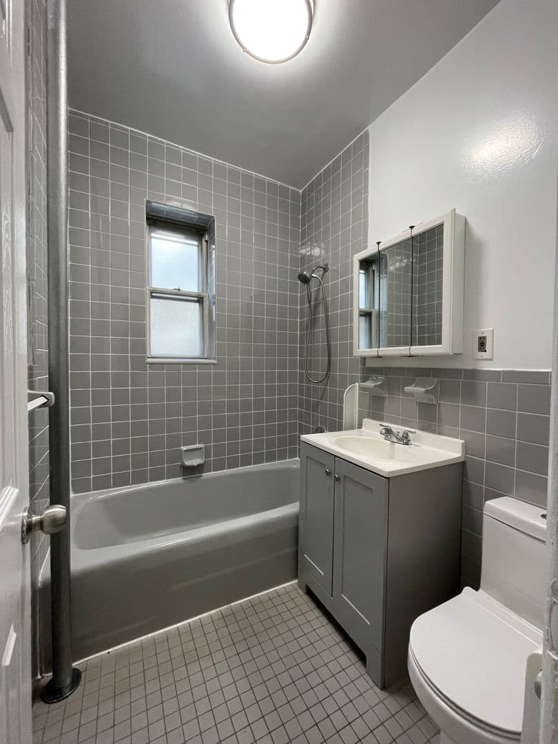Astoria Apartment: 32-78 35th Street