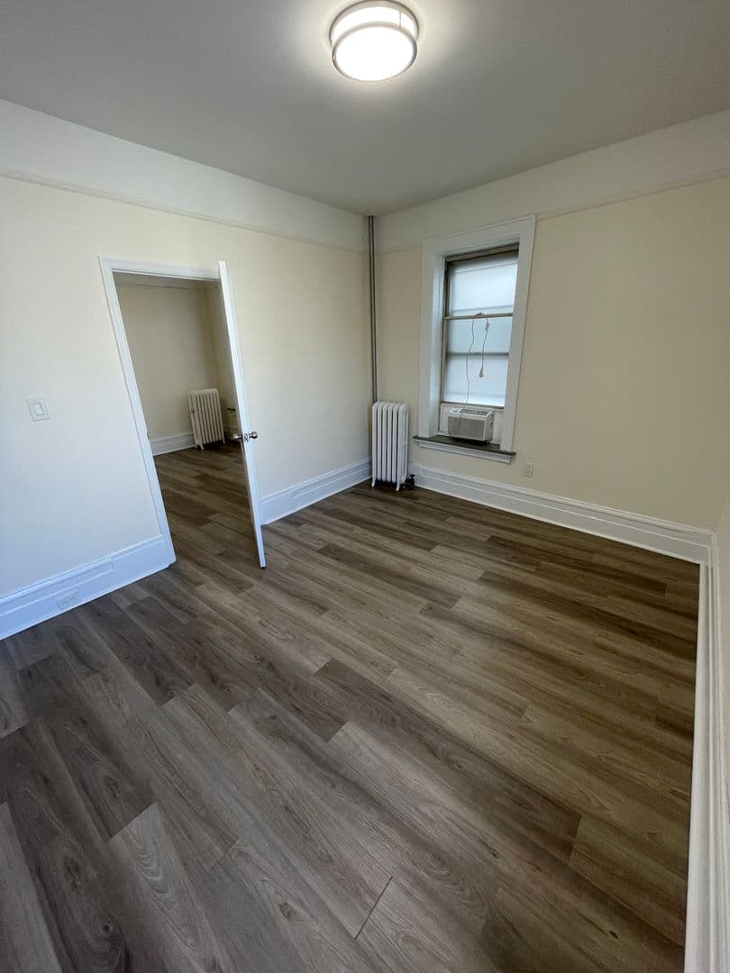 Astoria Apartment: 32-78 35th Street