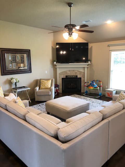 Fayetteville House: 3625 W. Mountain View Drive