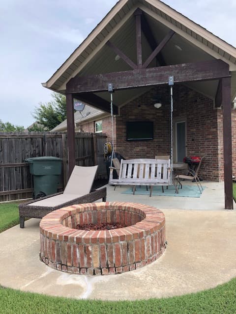 Fayetteville House: 3625 W. Mountain View Drive