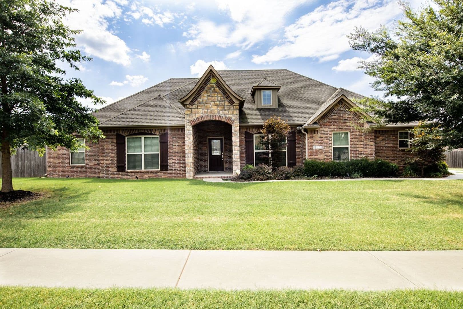 Fayetteville House: 3625 W. Mountain View Drive