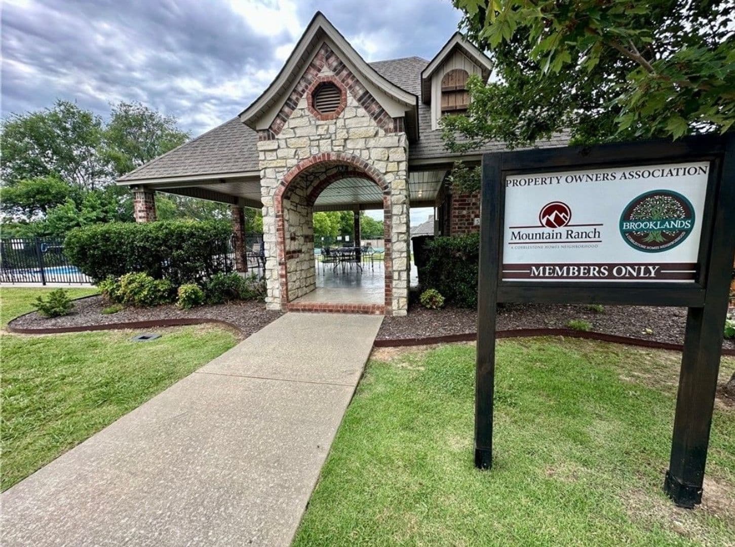 Fayetteville House: 3625 W. Mountain View Drive