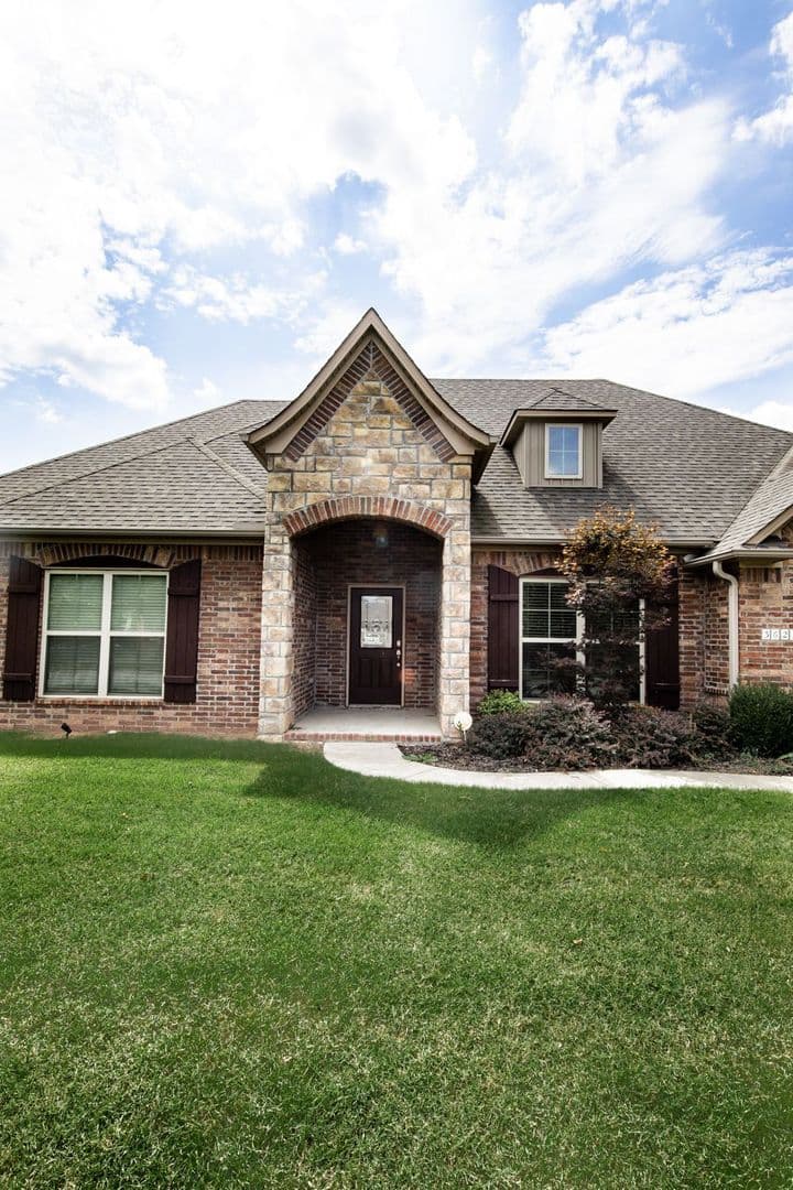 Fayetteville House: 3625 W. Mountain View Drive