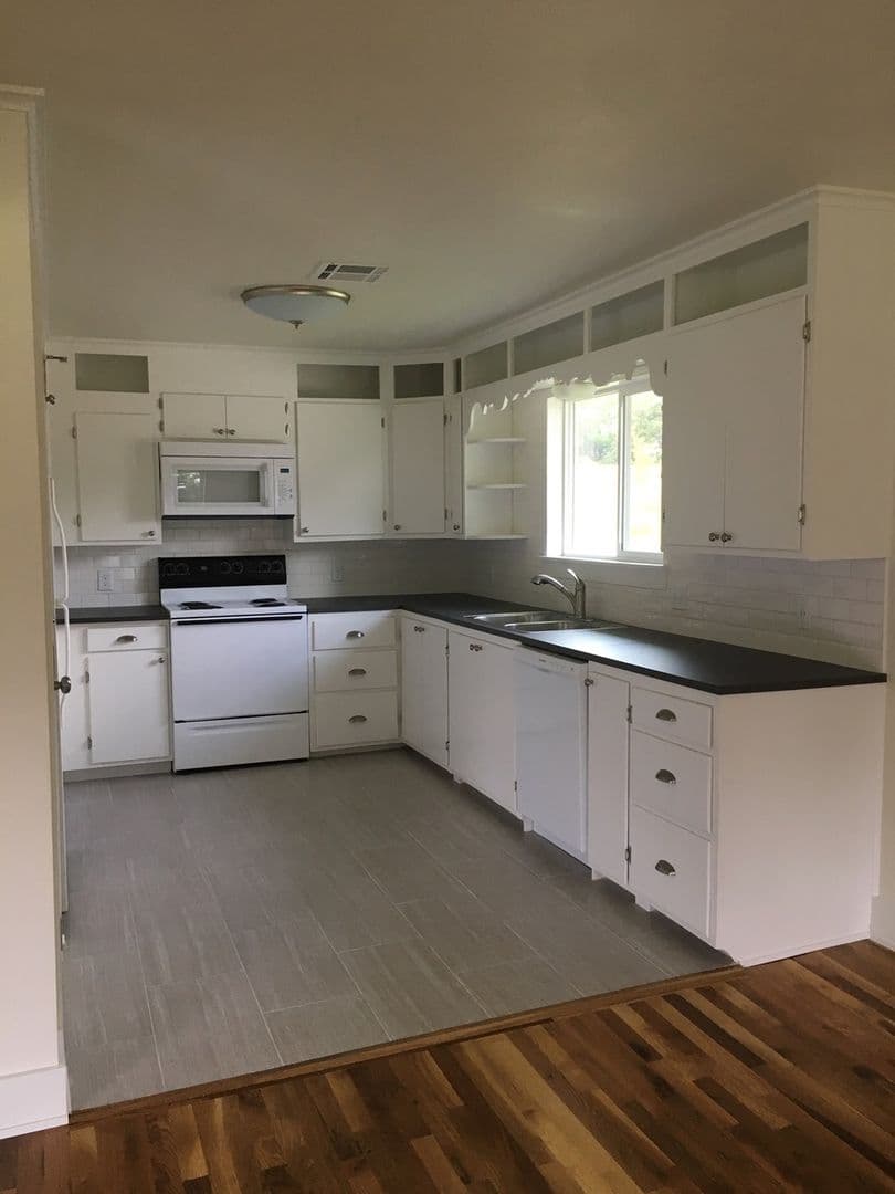 Prairie Grove House: 10857 Danny Bryan Road, B