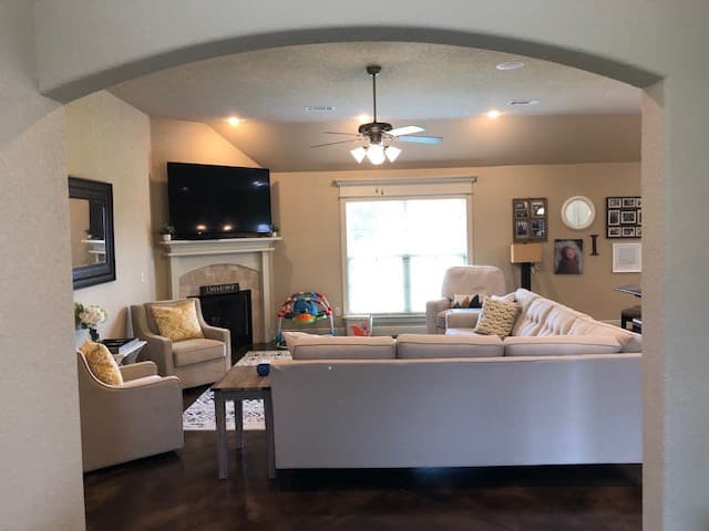 Fayetteville House: 3625 W. Mountain View Drive