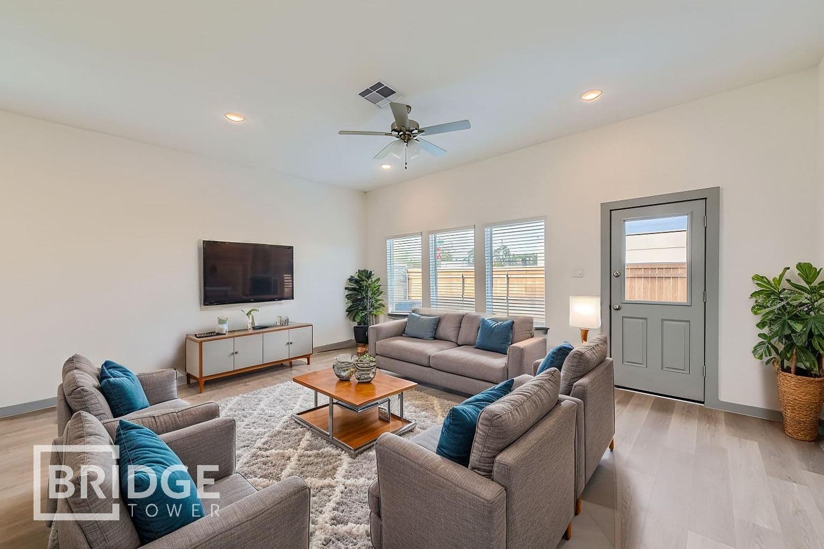 Magnolia House: 33134 Willow Heights Lane