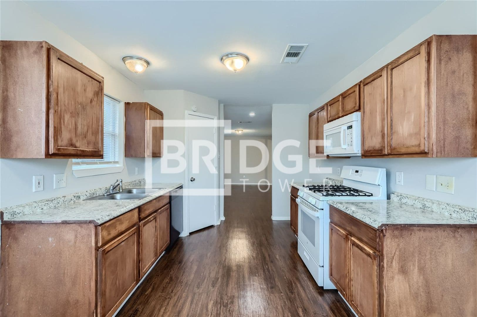 Lewisville House: 2042 Cardinal Lane
