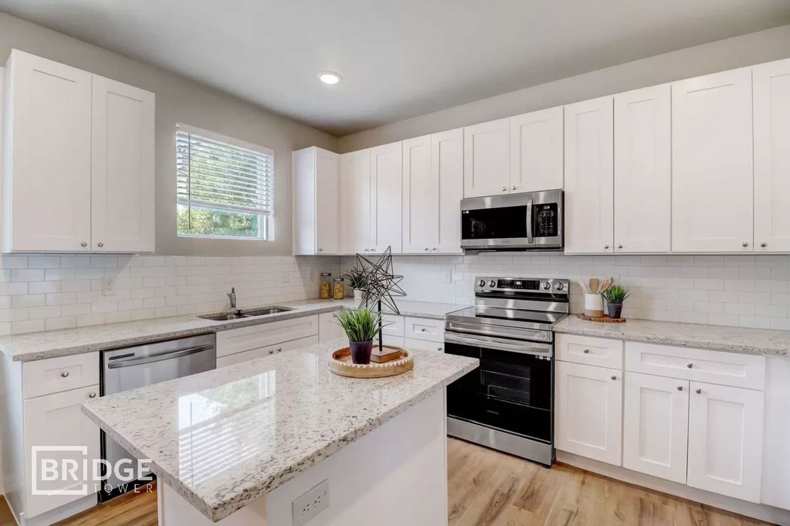 Burleson House: 1004 W Golden Lane
