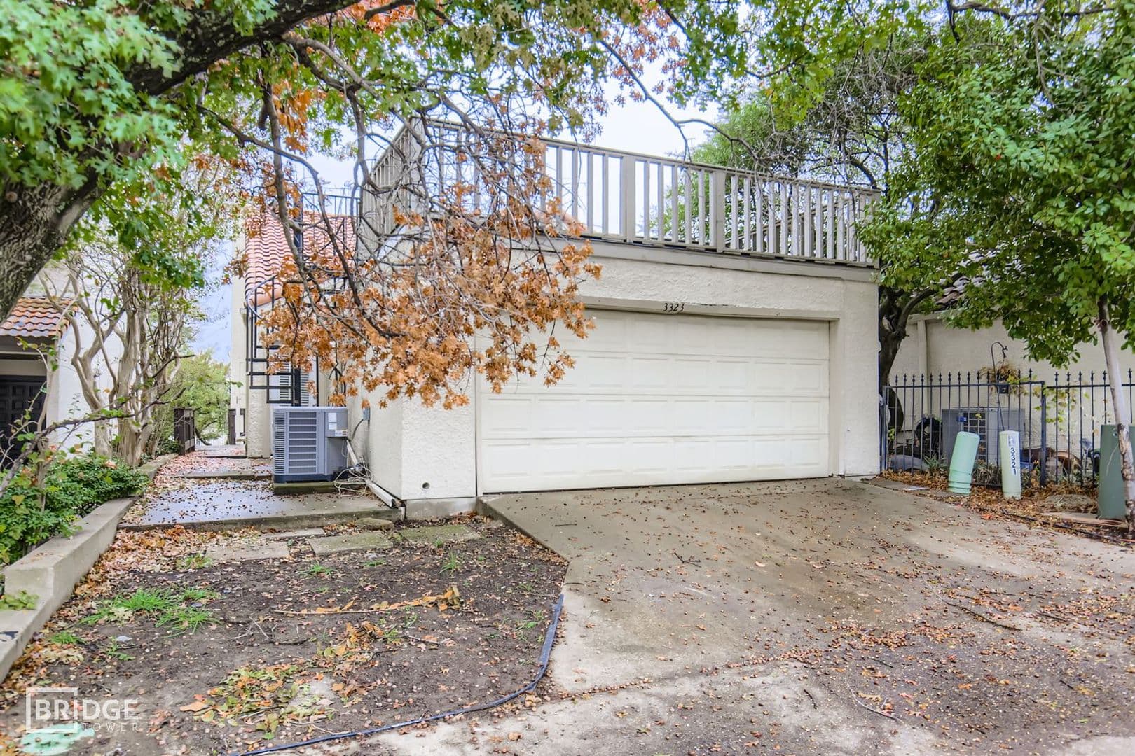 Rockwall House: 3323 Augusta Boulevard