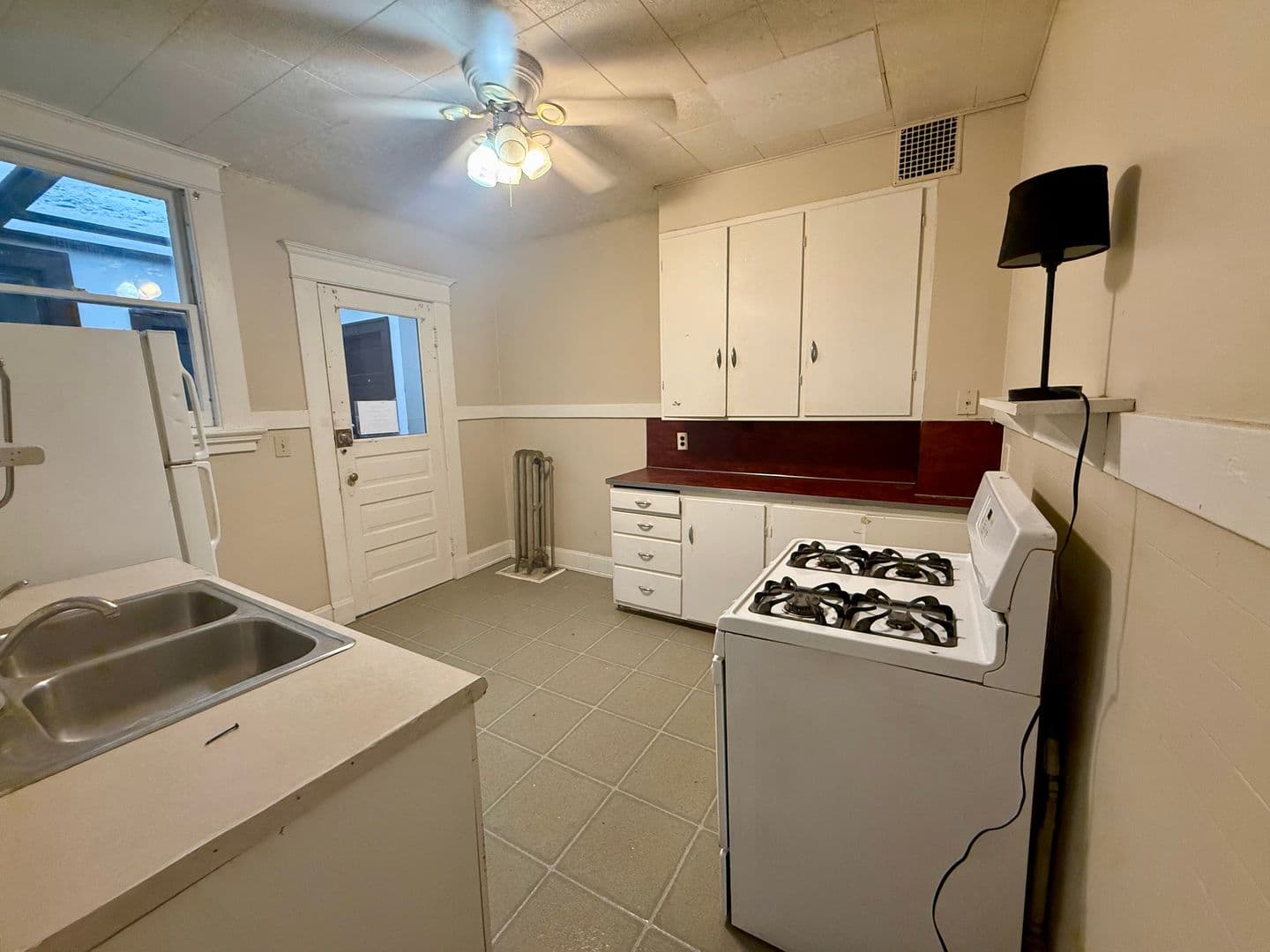 Davenport Apartment: 811 E 14th St.