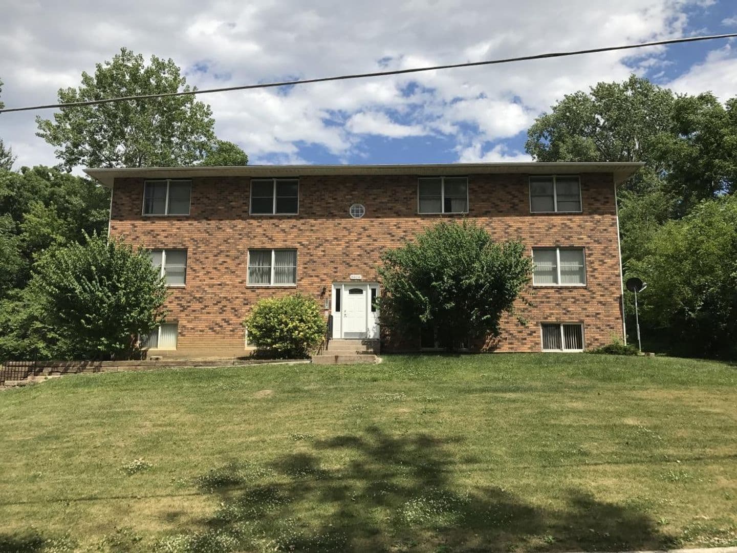 Rock Island Apartment: 8909 35th St. W
