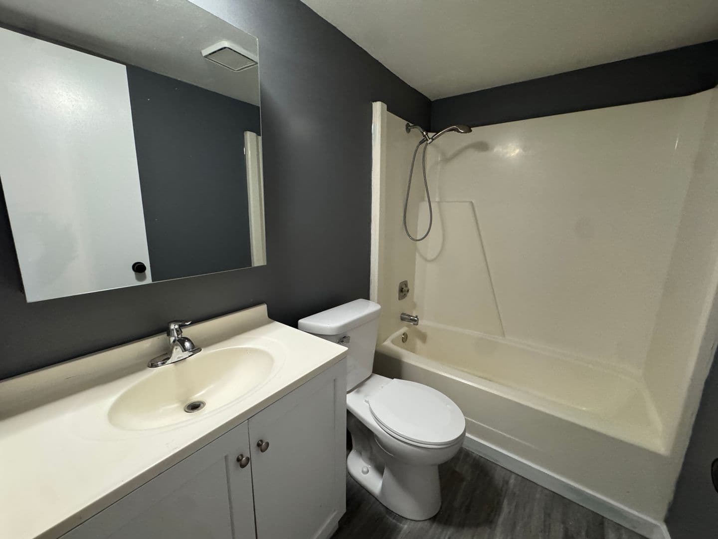 Walcott Apartment: 317 N Bridge Lane