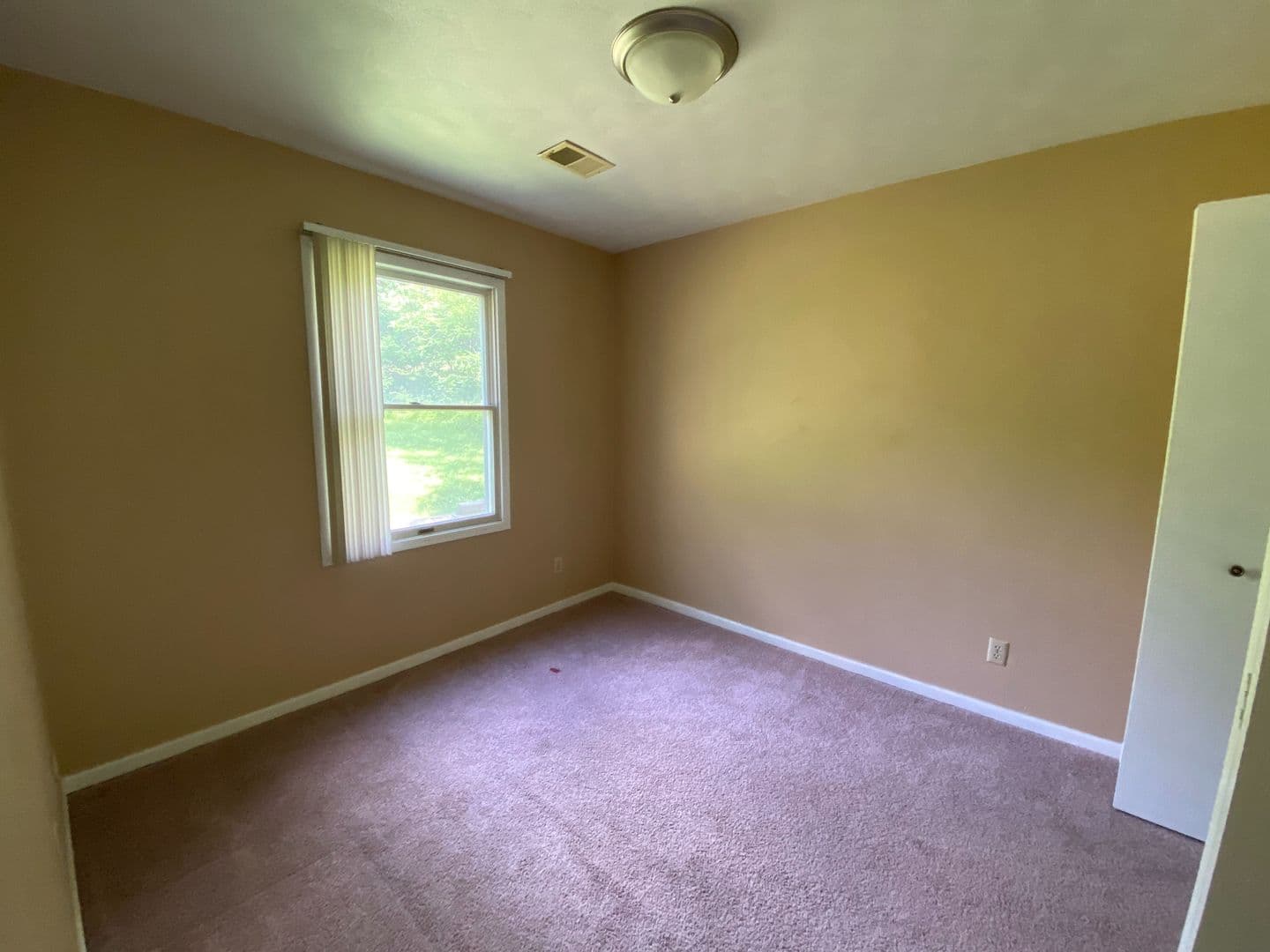 Rock Island Apartment: 8909 35th St. W