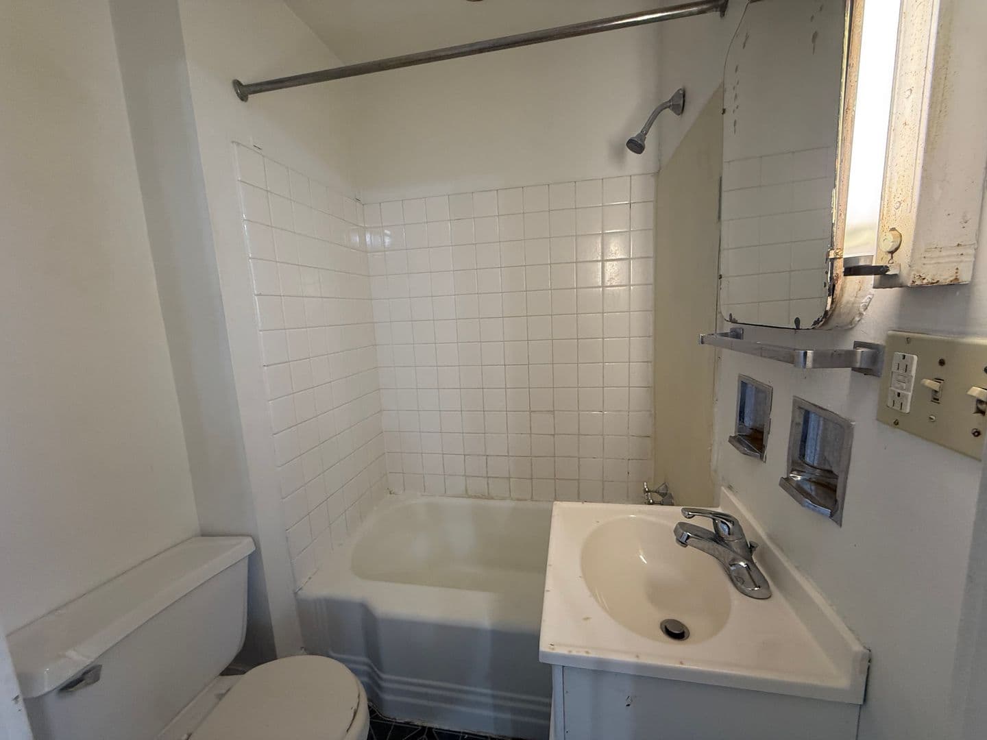 Davenport Apartment: 811 E 14th St.