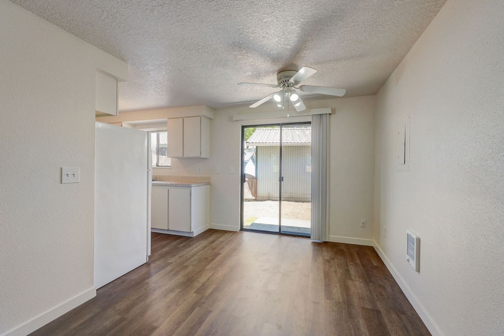 Hillsboro Apartment: 140 NE 47th Avenue