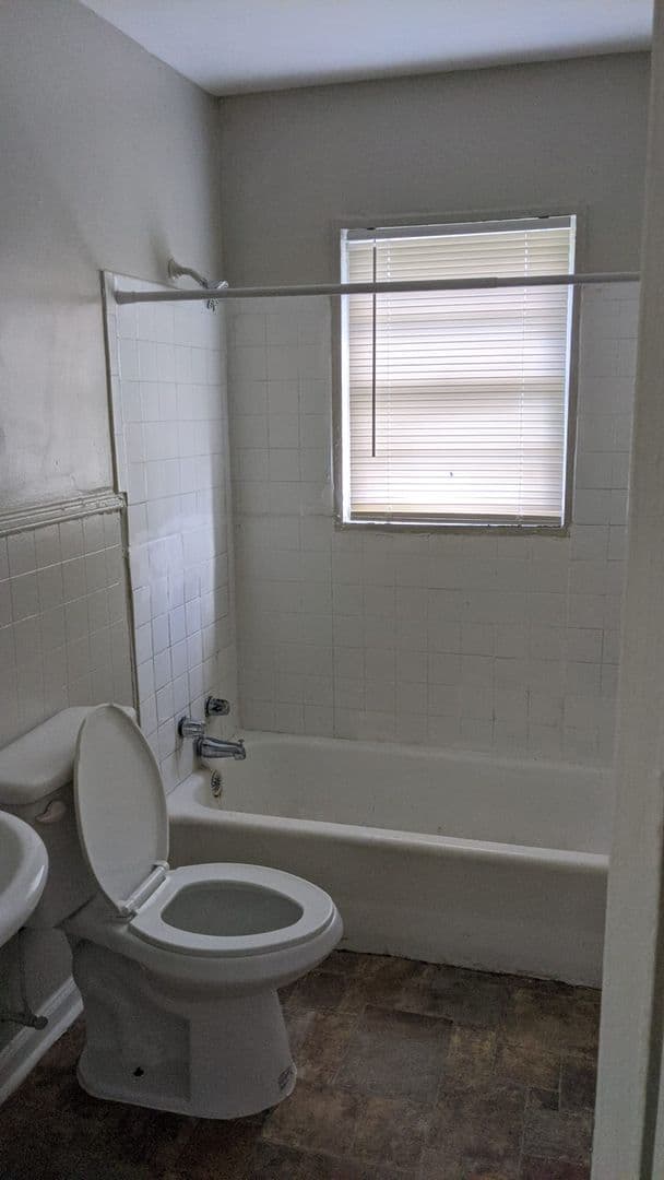 West Memphis Apartment: 2416 Thompson Ave