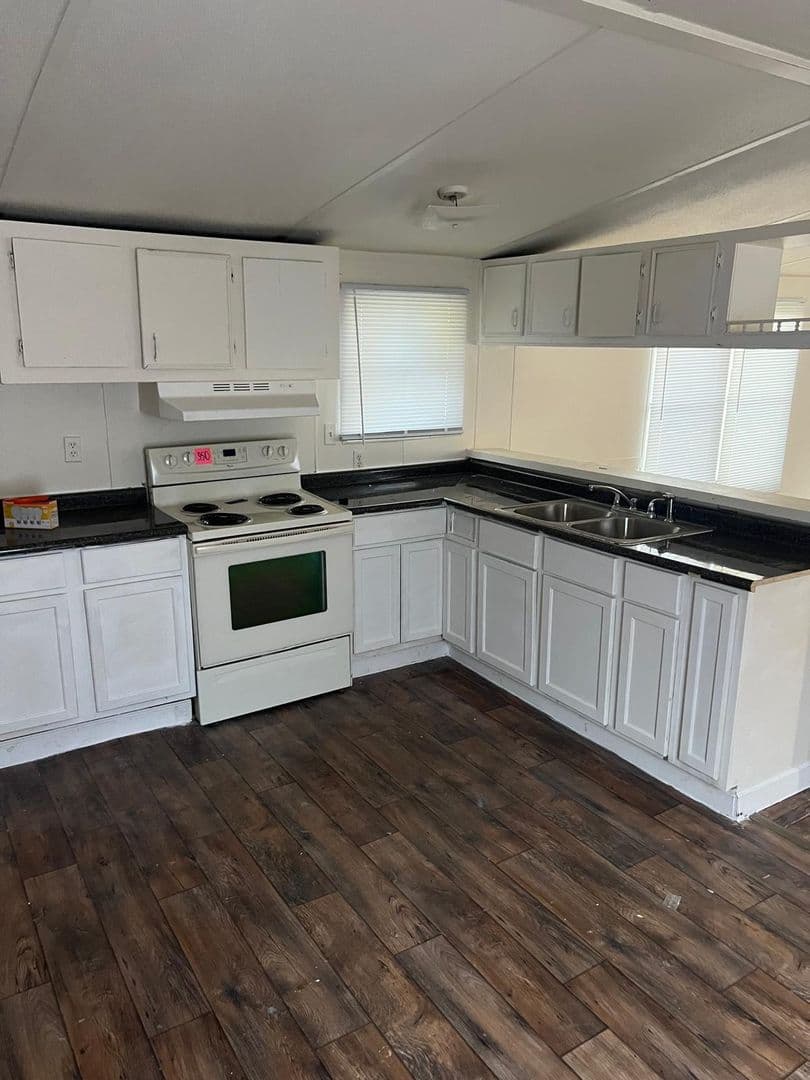 Marion Apartment: 57 Lakeshore Drive