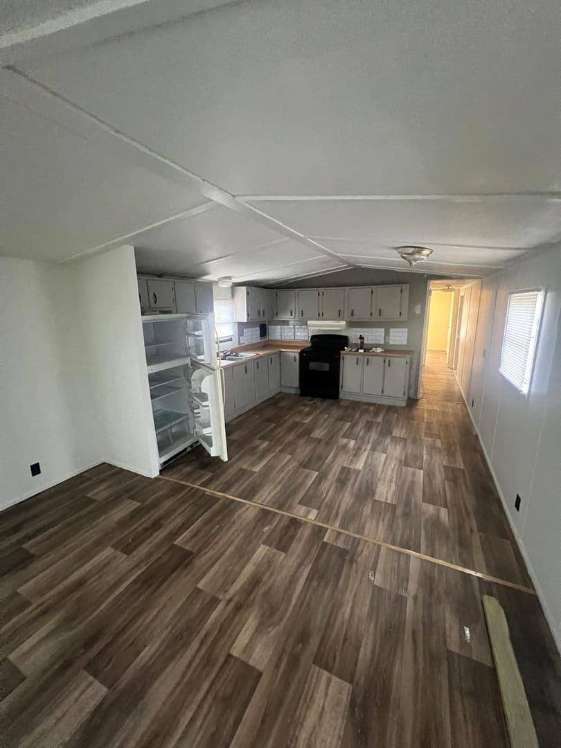 Marion Apartment: 57 Lakeshore Drive