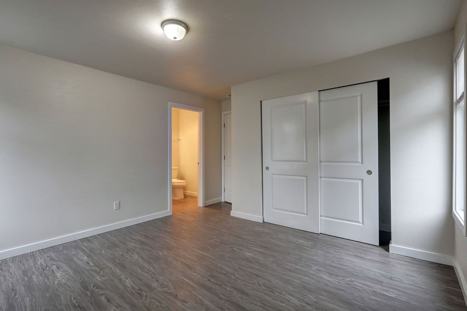 Kent Apartment: 826 Woodford Ave N