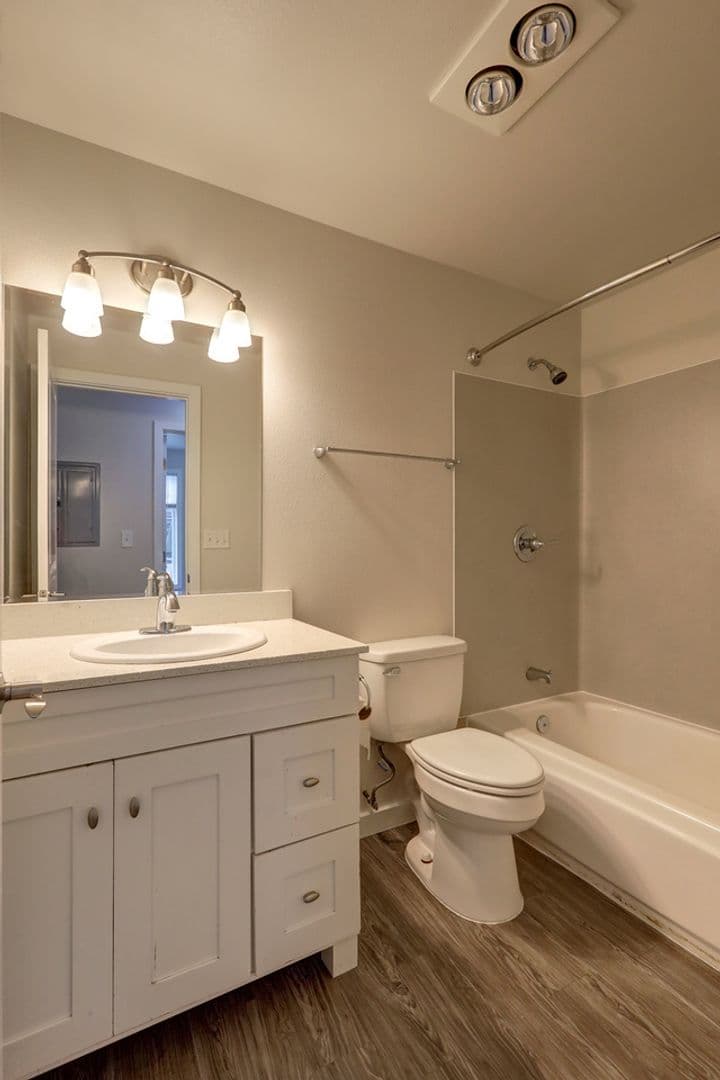 Kent Apartment: 826 Woodford Ave N