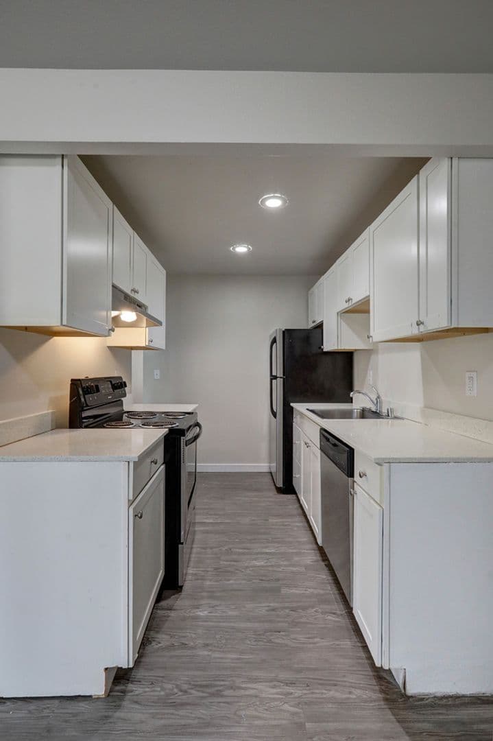 Kent Apartment: 826 Woodford Ave N