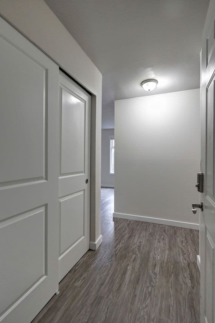 Kent Apartment: 826 Woodford Ave N