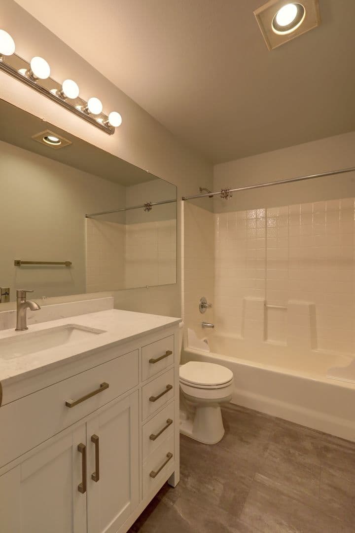 Kirkland House: 9223 122nd CT NE #E137