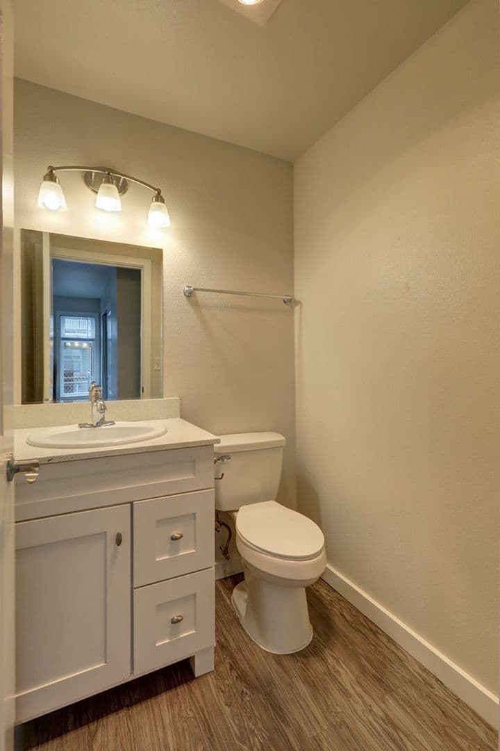 Kent Apartment: 826 Woodford Ave N