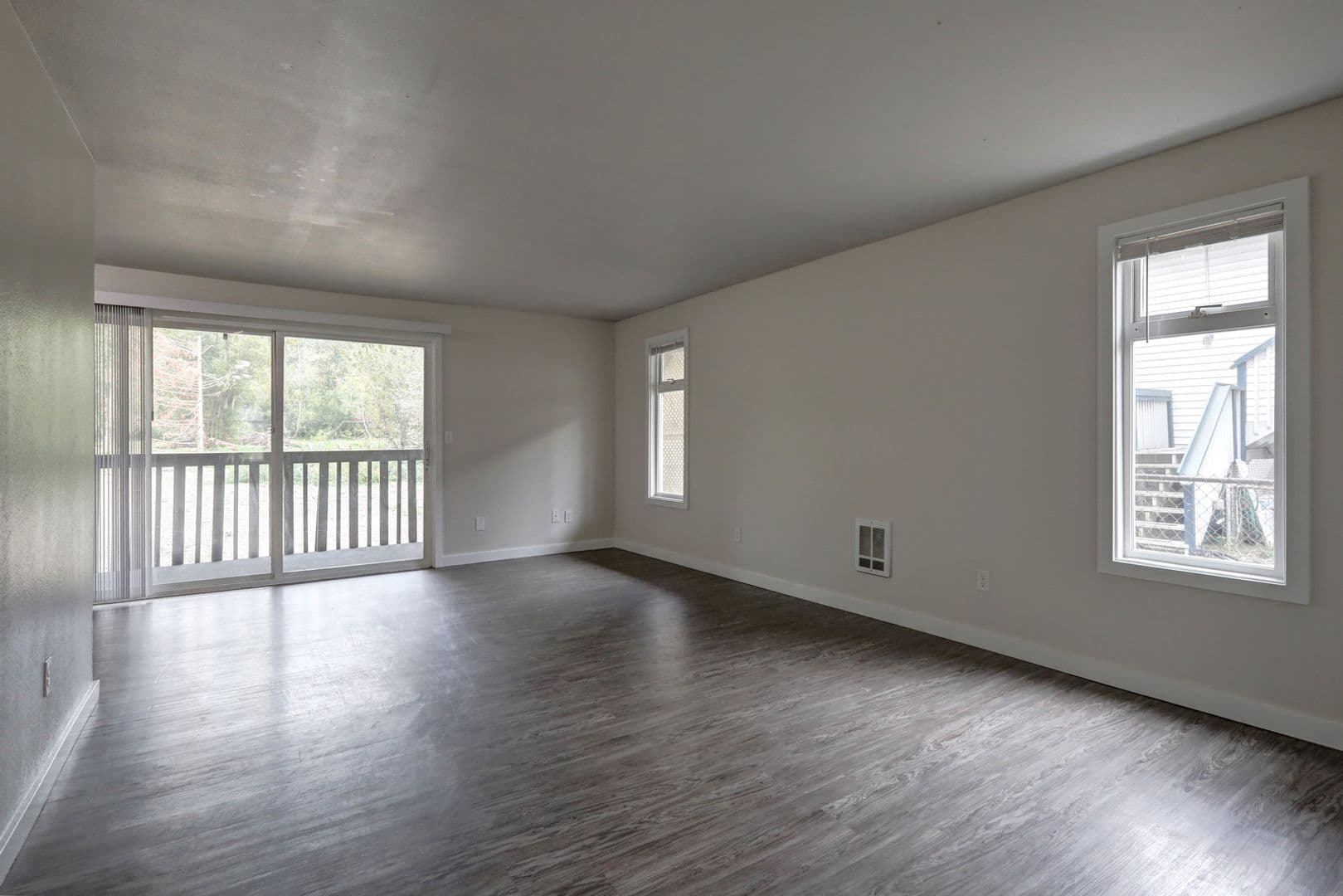 Kent Apartment: 826 Woodford Ave N