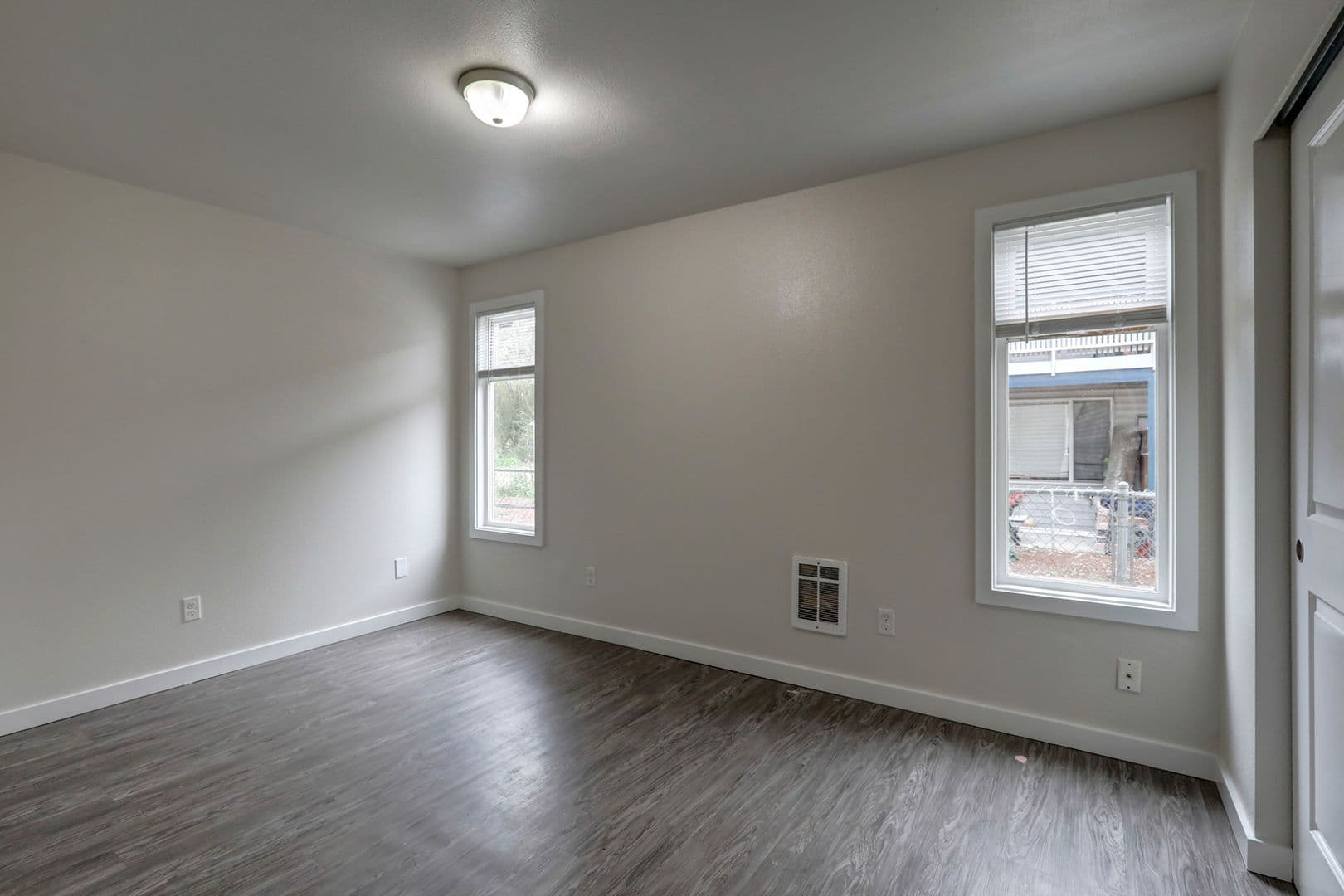 Kent Apartment: 826 Woodford Ave N