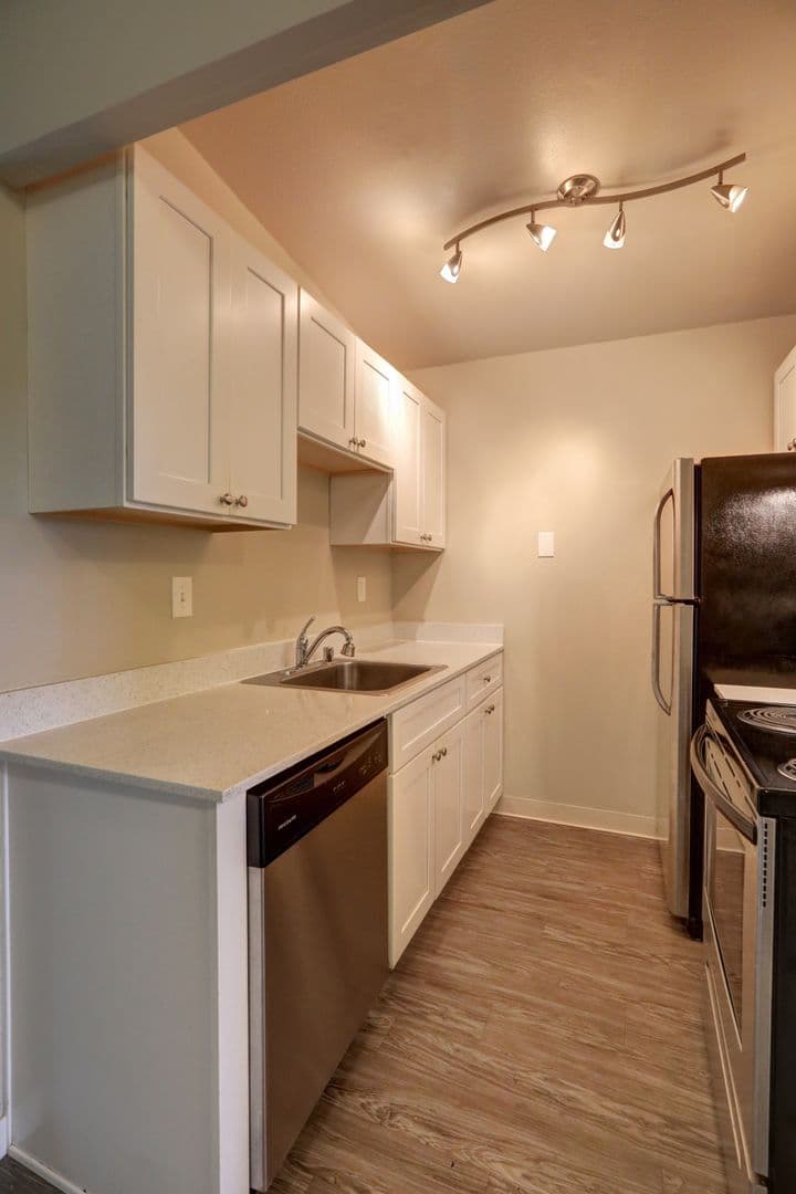Kent Apartment: 826 Woodford Ave N
