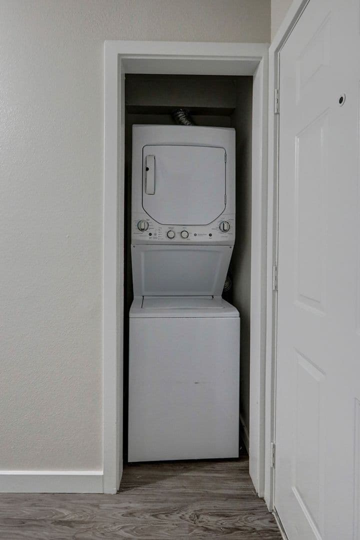 Kent Apartment: 826 Woodford Ave N