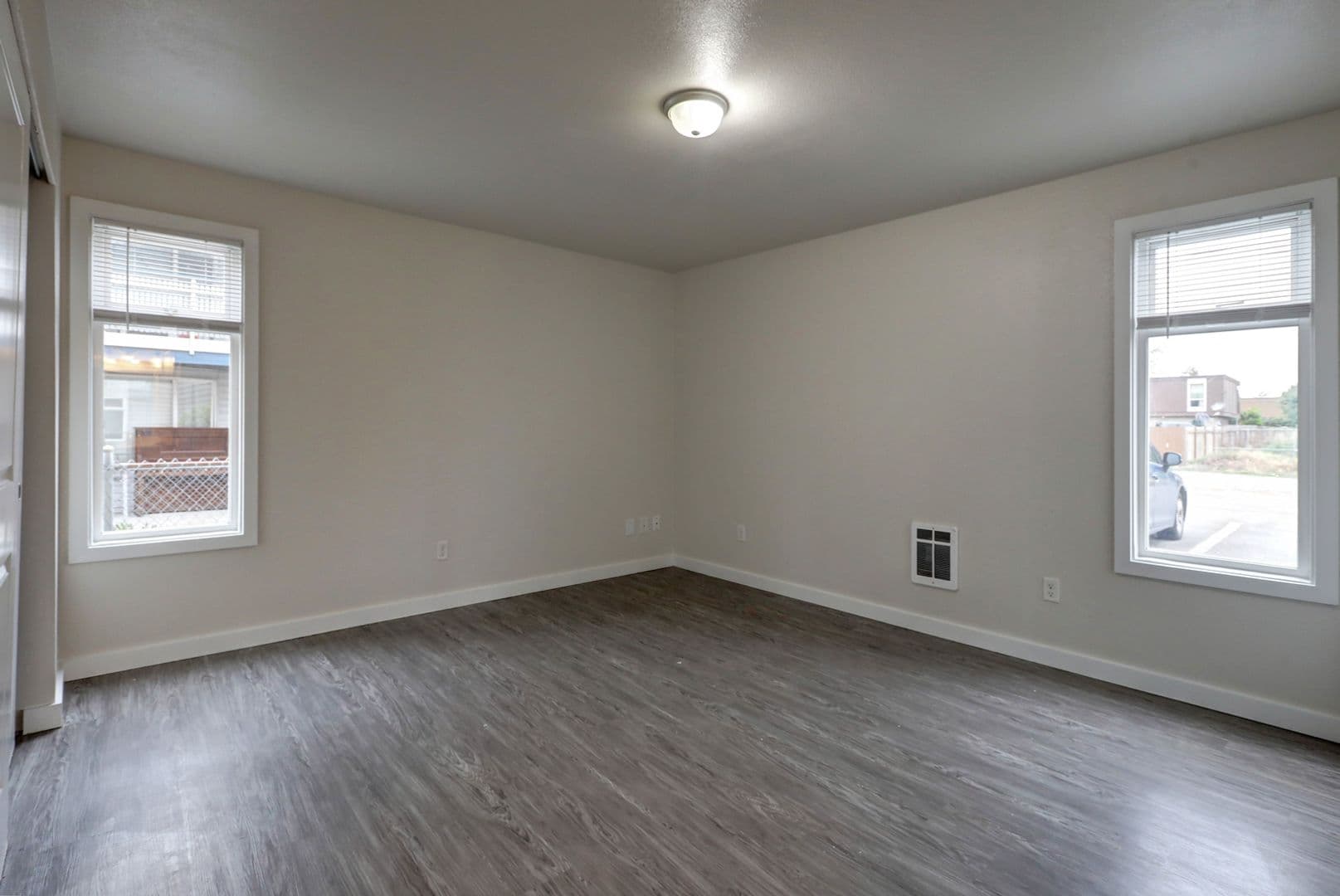 Kent Apartment: 826 Woodford Ave N
