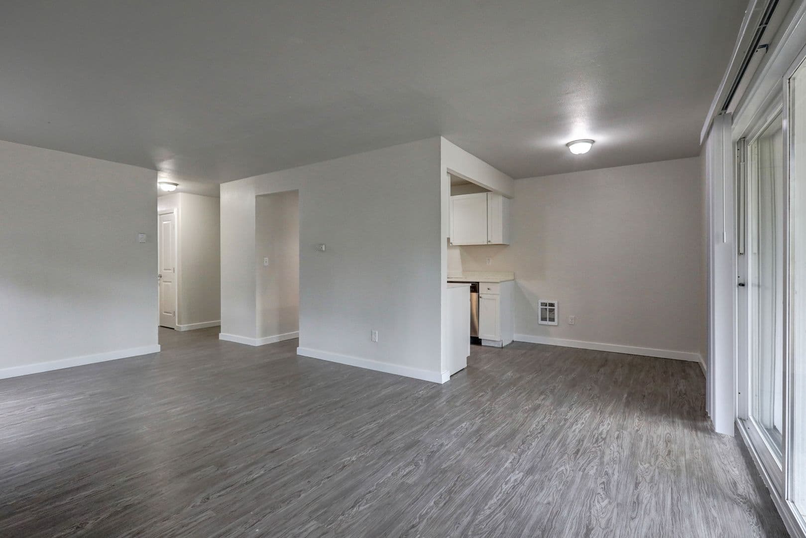 Kent Apartment: 826 Woodford Ave N