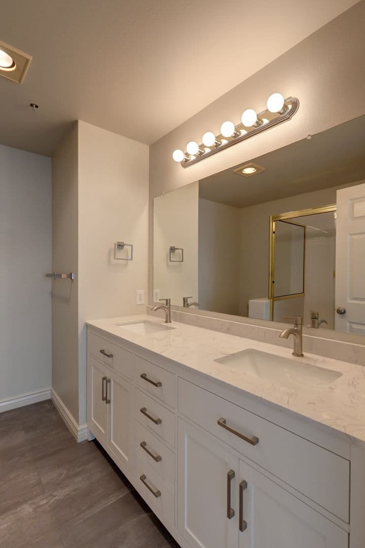 Kirkland House: 9223 122nd CT NE #E137