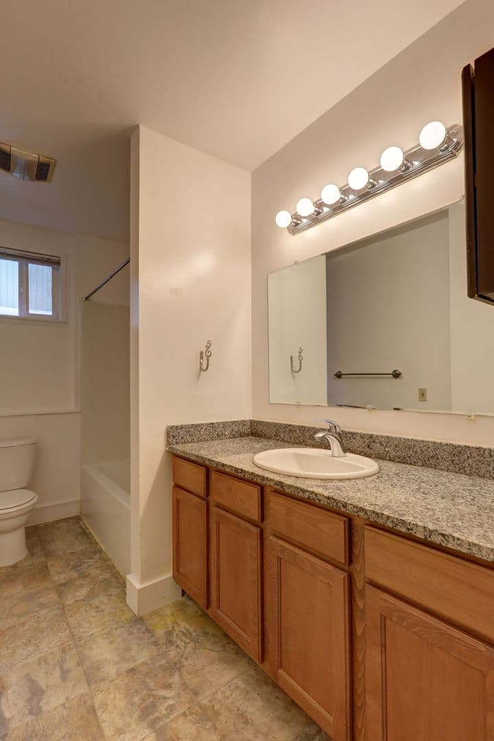 Seattle Apartment: 805 S Donovan Street
