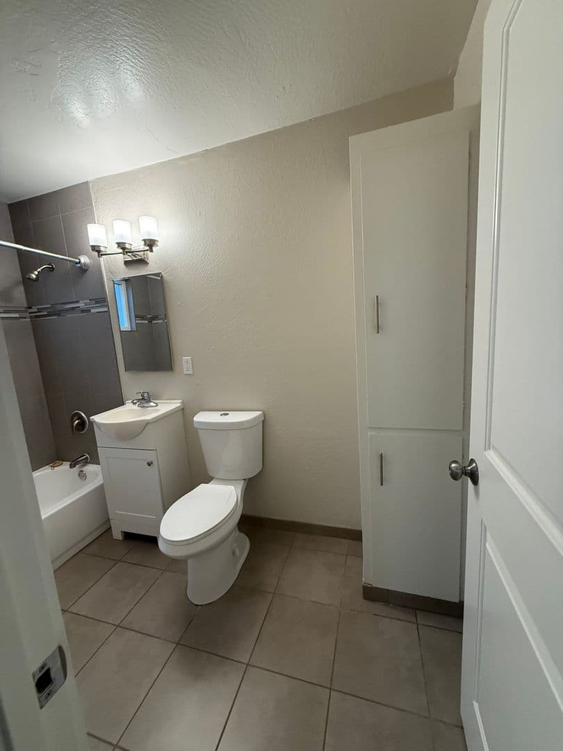Sacramento Apartment: 2311 I Street - 5