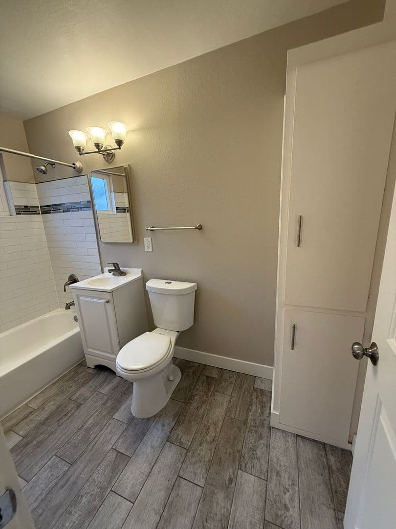Sacramento Apartment: 2311 I Street #9