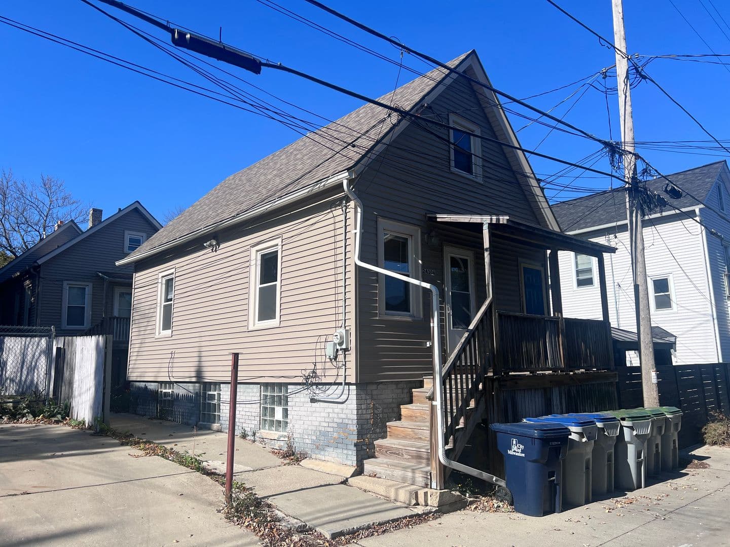 Milwaukee Apartment: 2430  - 32 N Dousman
