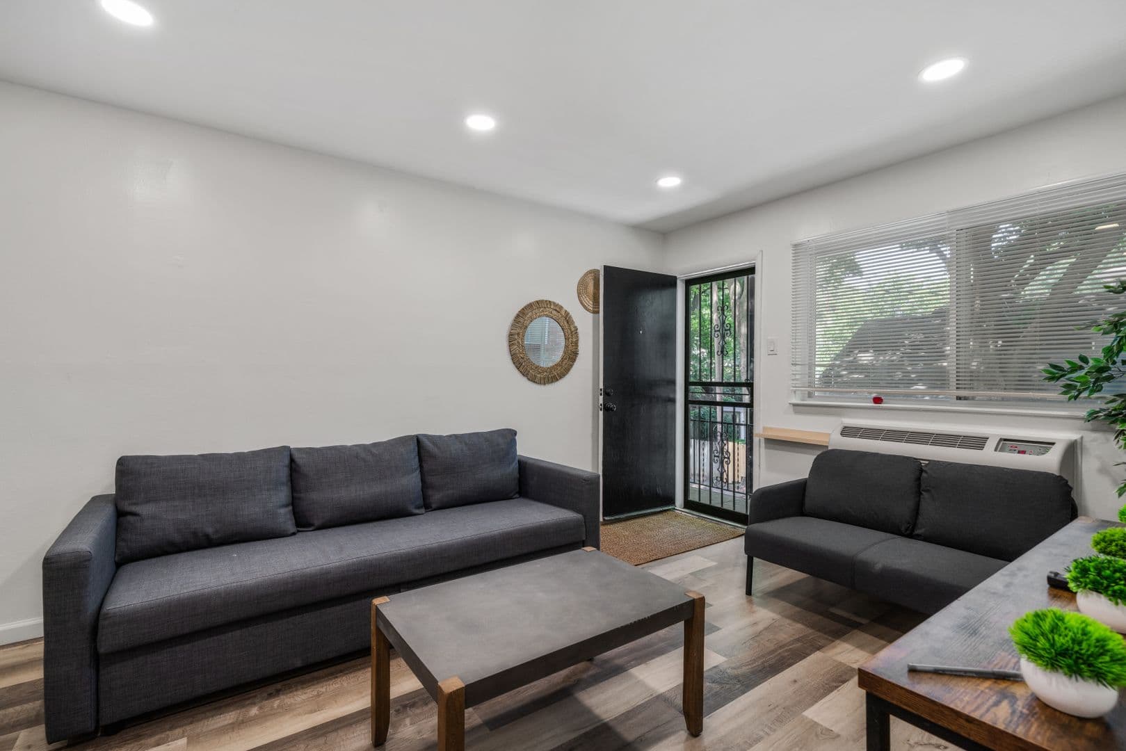 Memphis Apartment: 1512 Court Ave.