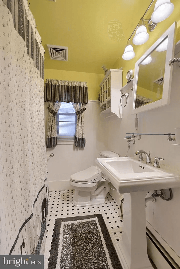 Lititz House: 26 W Lemon St