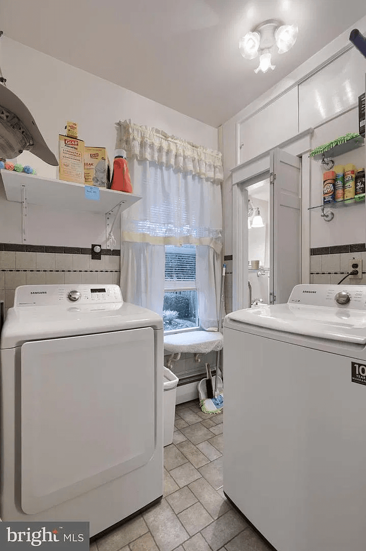 Lititz House: 26 W Lemon St