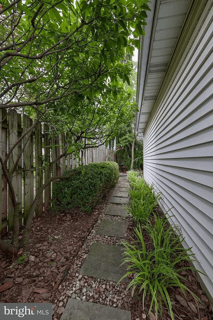 Lititz House: 26 W Lemon St