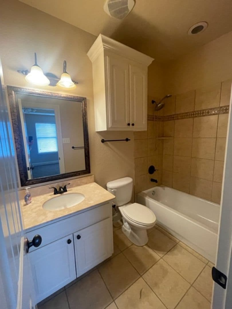 Justin House: 442 Chisholm Trail